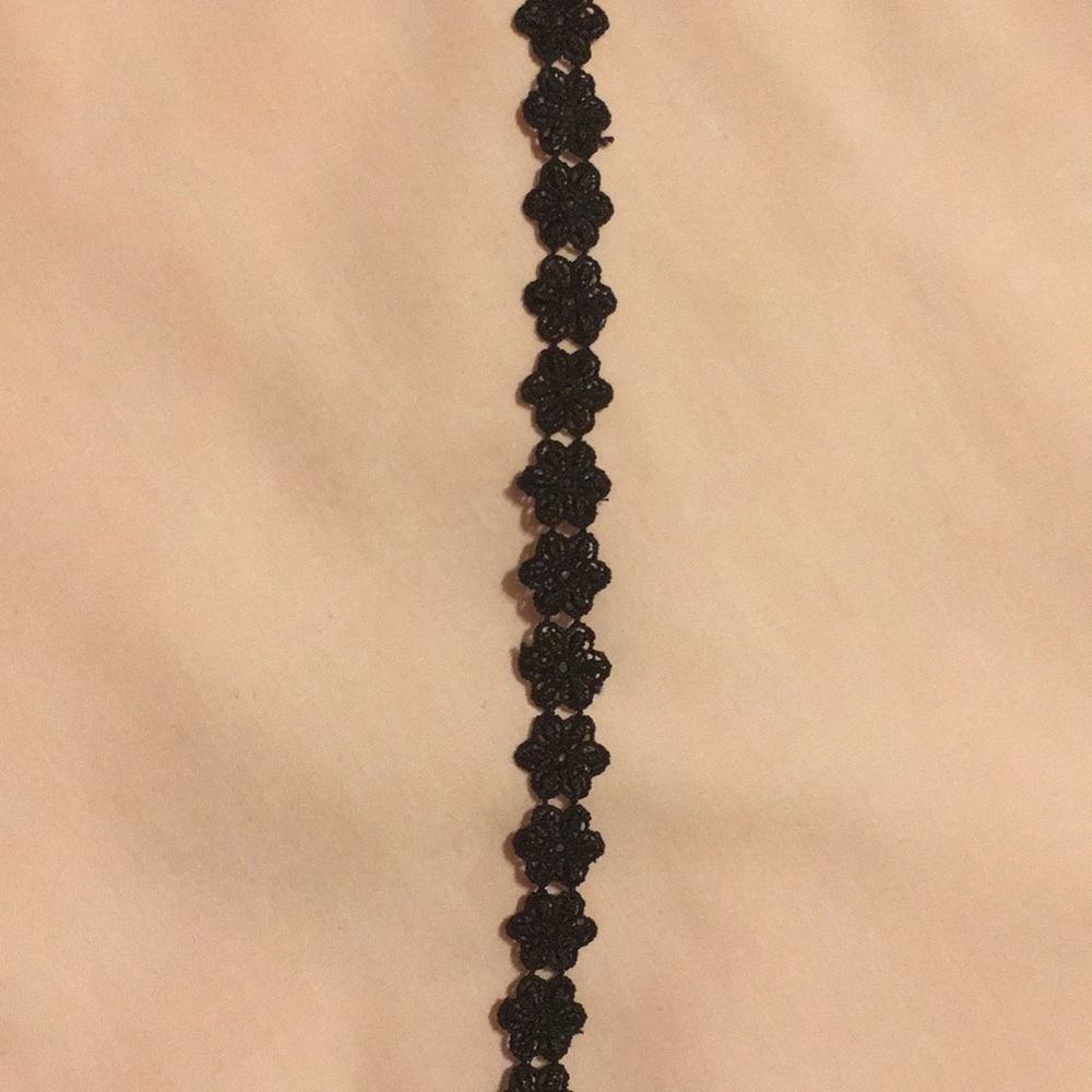 Flower chocker necklace